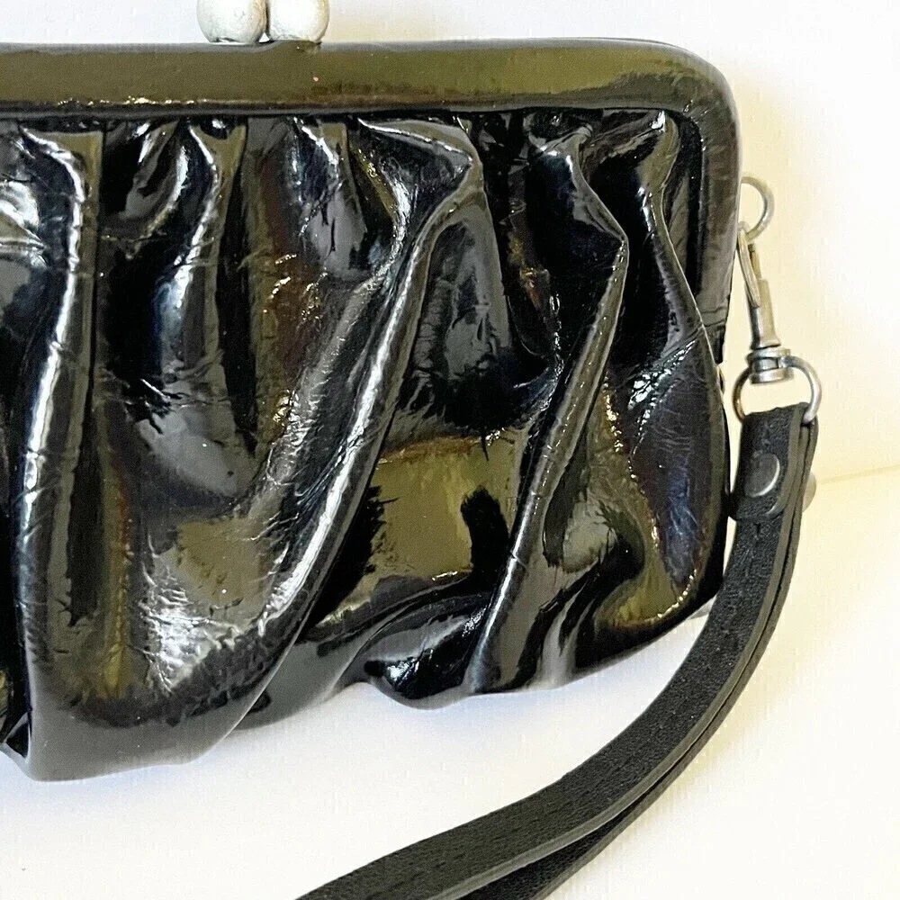 Simply Vera Wang Black Patent Leather Wristlet Clutch Retro Kiss Lock Closure - Picture 3 of 6